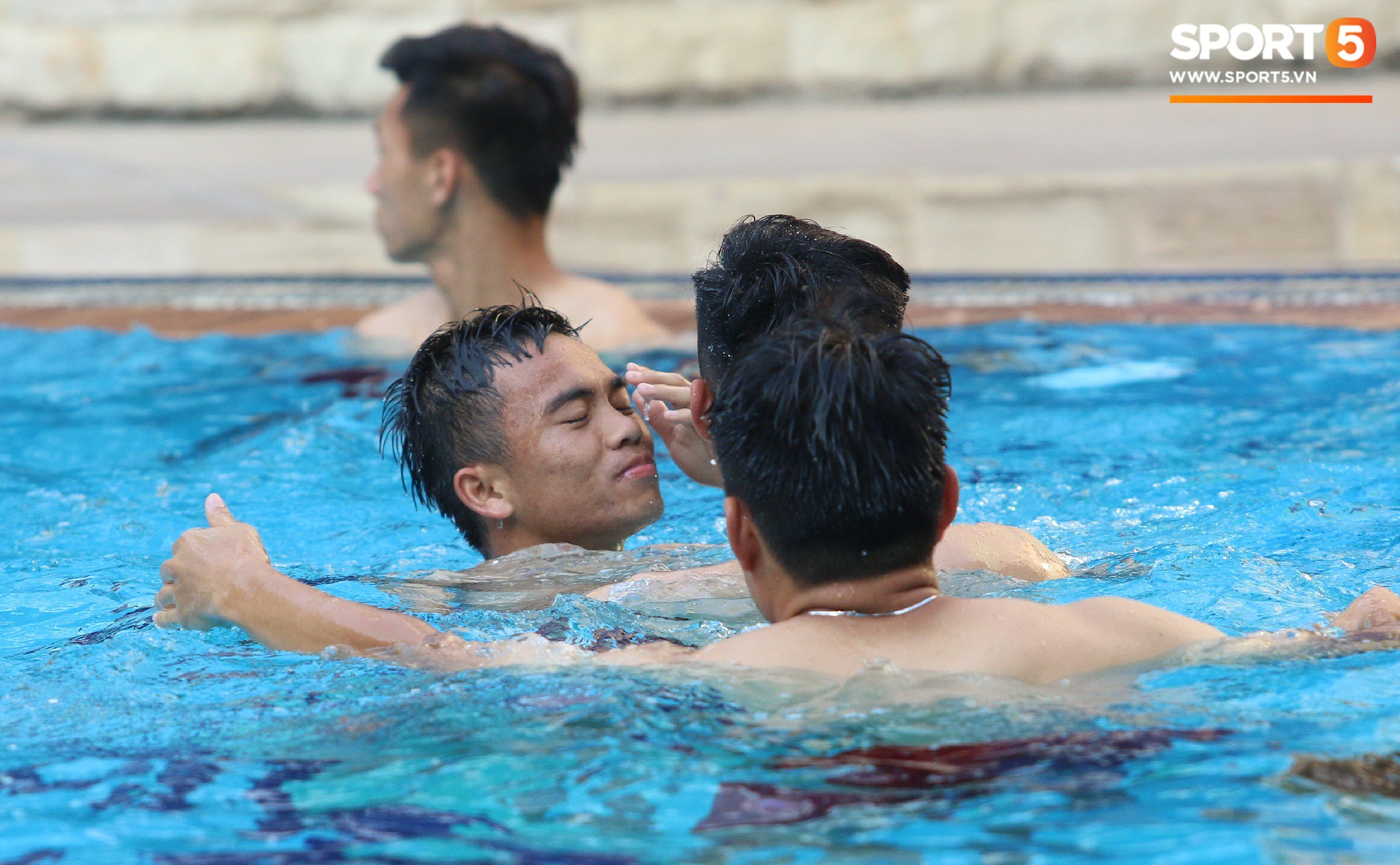 Chẳng kém các đàn anh, U22 Việt Nam cũng có rất nhiều cực phẩm khi vui đùa bên bể bơi-10