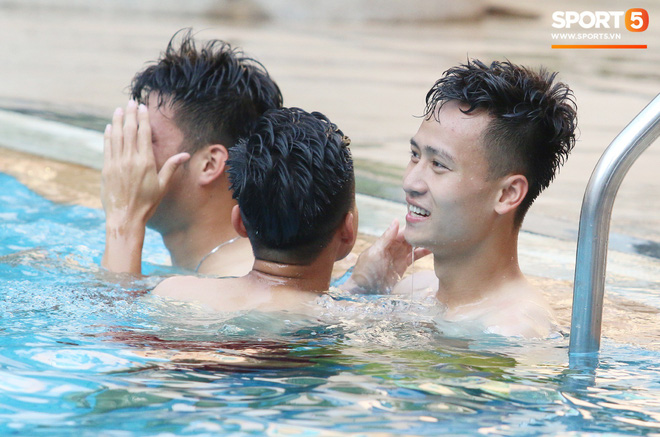 Chẳng kém các đàn anh, U22 Việt Nam cũng có rất nhiều cực phẩm khi vui đùa bên bể bơi-9