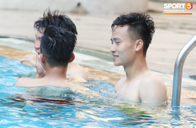 Chẳng kém các đàn anh, U22 Việt Nam cũng có rất nhiều cực phẩm khi vui đùa bên bể bơi-8