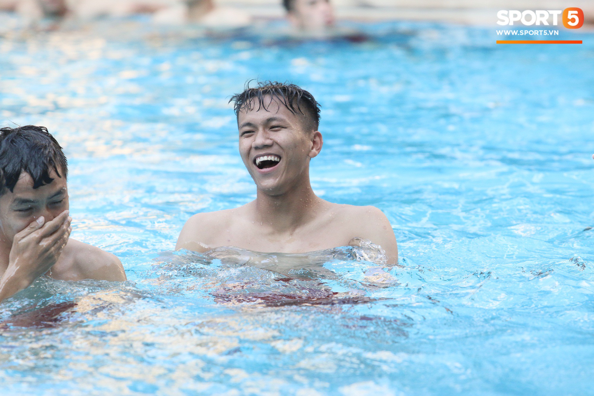 Chẳng kém các đàn anh, U22 Việt Nam cũng có rất nhiều cực phẩm khi vui đùa bên bể bơi-13