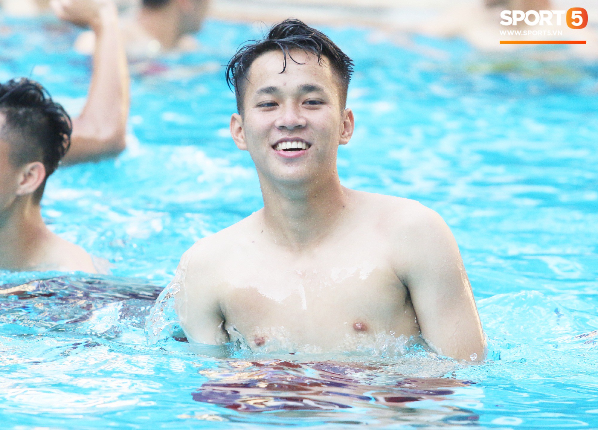 Chẳng kém các đàn anh, U22 Việt Nam cũng có rất nhiều cực phẩm khi vui đùa bên bể bơi-4