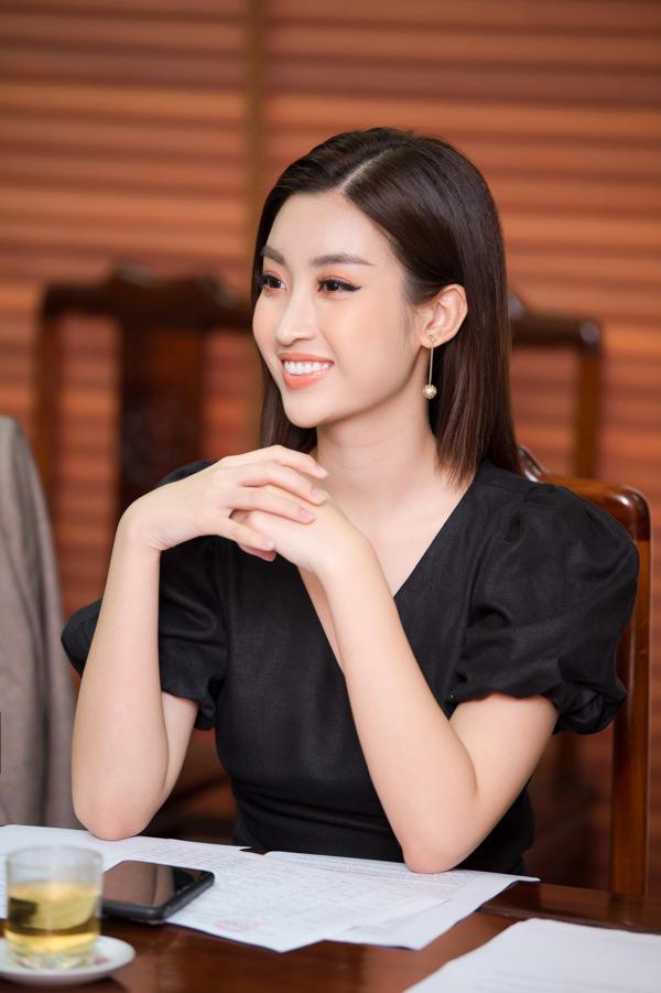 Đỗ Mỹ Linh biến hình từ thuỳ mị sang bốc lửa chỉ bằng 1 đôi hoa tai, 1 kiểu tóc-2