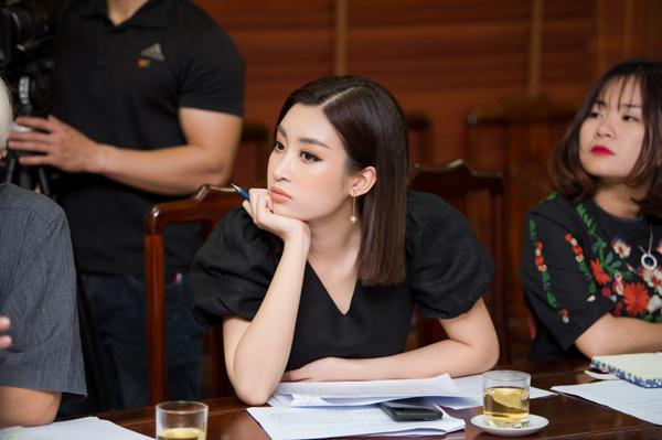 Đỗ Mỹ Linh biến hình từ thuỳ mị sang bốc lửa chỉ bằng 1 đôi hoa tai, 1 kiểu tóc-3