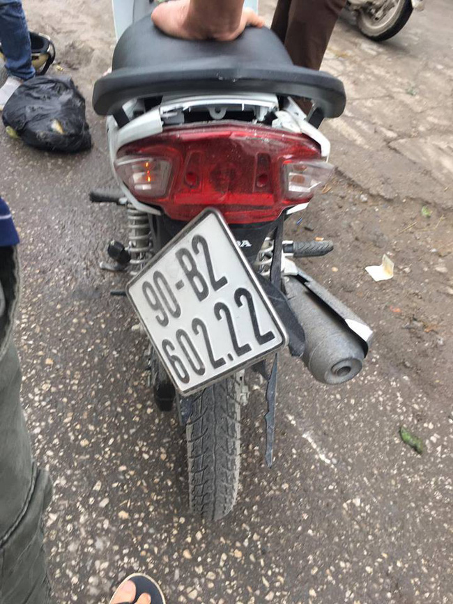 Cô gái nguy kịch sau khi ngã xuống đường bị xe tải cán, nhiều người tưởng nạn nhân đã tử vong-1