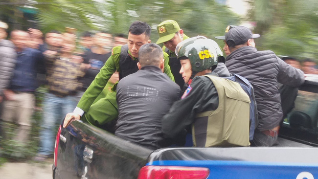 Giải cứu 2 cô gái bị nam thanh niên nghi ngáo đá khống chế ở Hà Nội-3