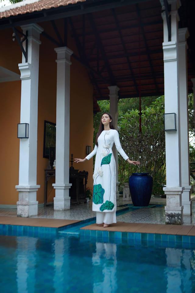 Minh Tú thần thái ngút ngàn với áo dài trắng giản dị-5