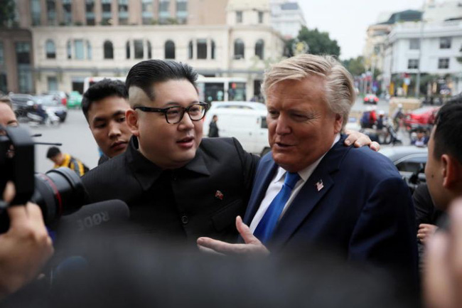 Điều ít biết về hai người đàn ông giả làm ông Trump - Kim gây náo loạn đường phố Hà Nội-1