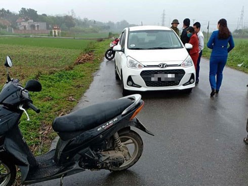 Nữ tài xế taxi bị bạn trai chặn xe đâm tử vong tại chỗ