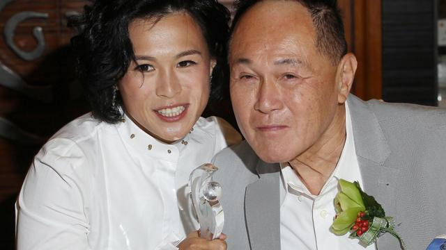 Tỷ phú treo giải 3.000 tỷ kén rể cho con gái, nào ngờ nhận về toàn ảnh khỏa thân-1