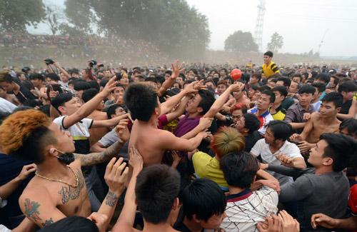 Dân chen chúc lễ chùa, dâng sao: Người lên án mê tín, người bảo Không thể cấm đoán được-1