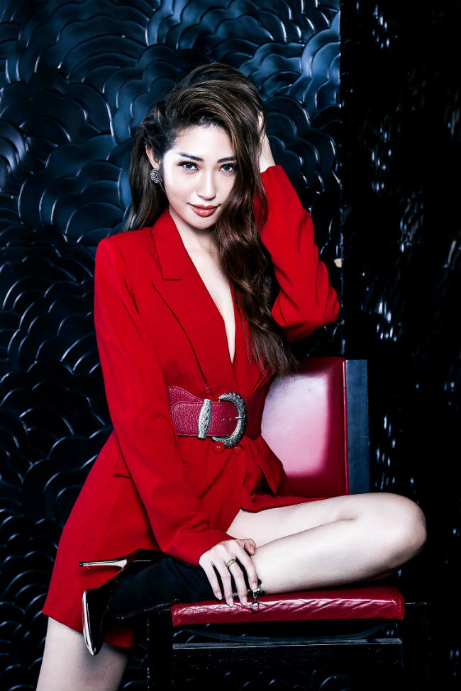 Chia tay tình 8 năm với Ngô Kiến Huy, Khổng Tú Quỳnh thay đổi cách ăn vận sexy hoá-15