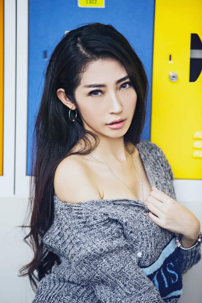 Chia tay tình 8 năm với Ngô Kiến Huy, Khổng Tú Quỳnh thay đổi cách ăn vận sexy hoá-10