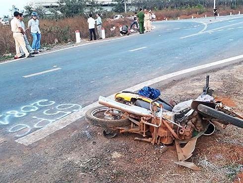 Va chạm với ô tô, 3 người trong gia đình tử vong tại chỗ