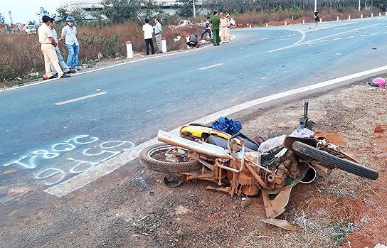 Va chạm với ô tô, 3 người trong gia đình tử vong tại chỗ-4