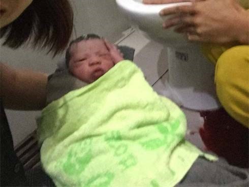 Nhân viên bán vé đỡ đẻ thành công... trong nhà vệ sinh Bến xe Miền Đông