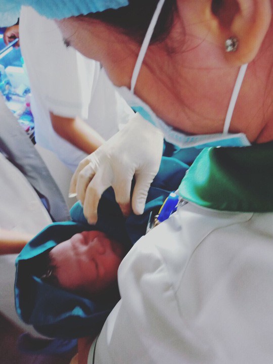 Nhân viên bán vé đỡ đẻ thành công... trong nhà vệ sinh Bến xe Miền Đông-2