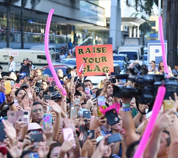 Sự cố hi hữu trong lịch sử Miss Universe: Đang diễu hành, Hoa hậu làm vỡ vương miện 6 tỉ và phản ứng bất ngờ sau đó-3