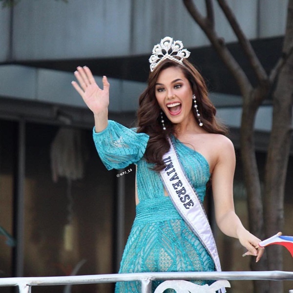 Rare incident in Miss Universe history: While parading, the beauty queen broke the 6 billion crown and the unexpected reaction afterwards-5