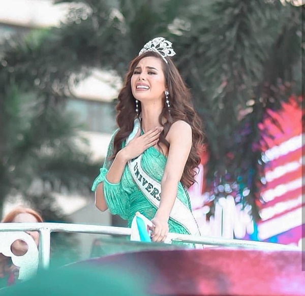 Sự cố hi hữu trong lịch sử Miss Universe: Đang diễu hành, Hoa hậu làm vỡ vương miện 6 tỉ và phản ứng bất ngờ sau đó-9