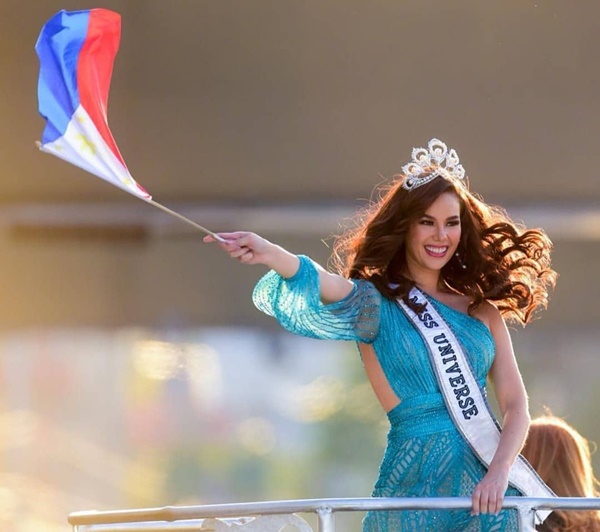 Rare incident in Miss Universe history: While parading, the beauty queen broke the 6 billion crown and the unexpected reaction afterwards-10