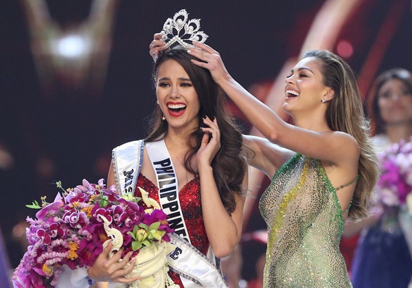 Rare incident in Miss Universe history: While parading, the beauty queen broke the 6 billion crown and the unexpected reaction afterwards-11