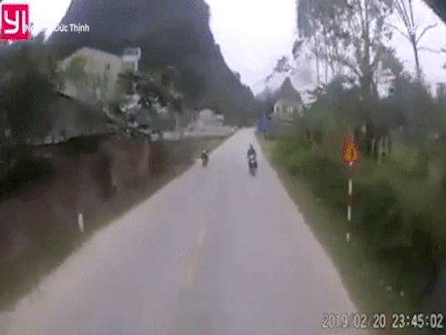 Ô tô bật pha khiến người đi xe máy ngã lăn lộn, xe trượt tóe lửa-1