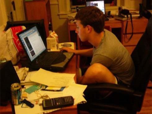 Loạt hình hiếm thời sinh viên của ông chủ Facebook được chia sẻ rầm rộ với thông điệp: Khổ trước sướng sau thế mới giàu!