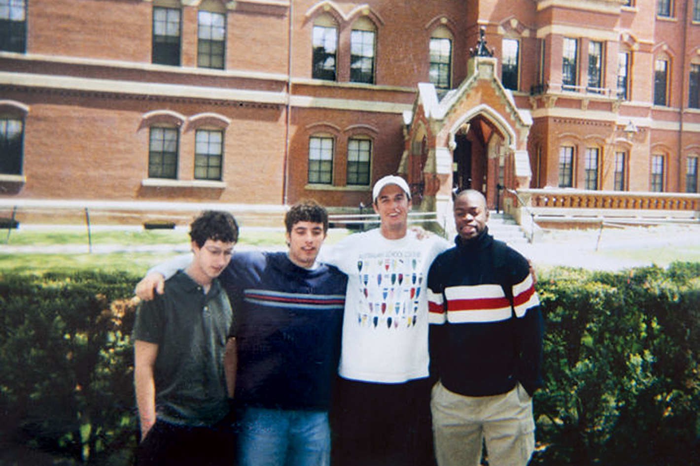 Loạt hình hiếm thời sinh viên của ông chủ Facebook được chia sẻ rầm rộ với thông điệp: Khổ trước sướng sau thế mới giàu!-3