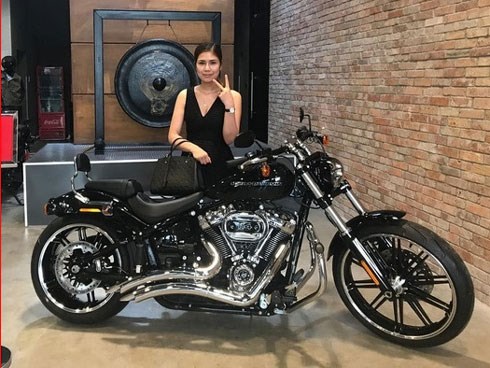 Nữ đại gia đất Cảng tặng chồng Harley-Davidson gần 1 tỷ