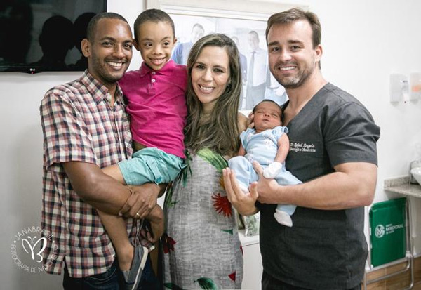 Bé trai sinh ra trong bọc ối, vừa chào đời đã lè lưỡi trêu bác sĩ giờ ra sao?-5