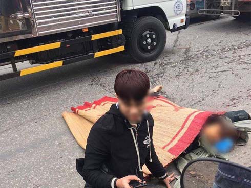 SantaFe đâm hàng loạt ôtô, cuốn xe máy dừng đèn đỏ vào gầm-5