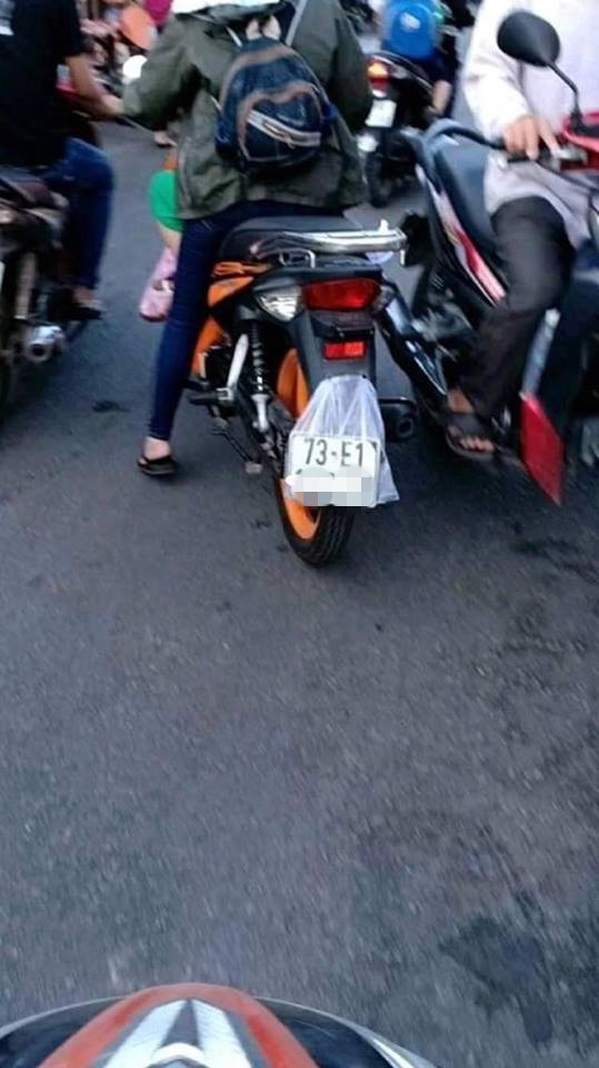 Chạy xe trên đường, cô gái khiến bao phương tiện vặn ga cố áp sát rồi cười trừ lùi lại-1