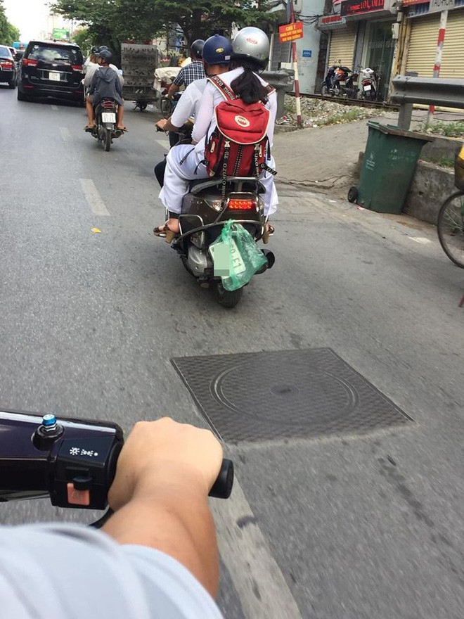 Chạy xe trên đường, cô gái khiến bao phương tiện vặn ga cố áp sát rồi cười trừ lùi lại-2