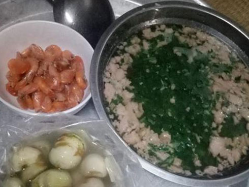 Khoe được chồng khen mâm cơm hoàn hảo, vợ trẻ bị chị em dội ngay gáo nước lạnh chỉ vì đĩa tôm-2