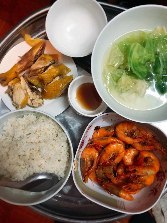 Nàng dâu khoe mâm cơm cữ cực ngon do mẹ chồng nấu, chị em xem xong lại hoảng hốt khuyên đừng ăn bát canh-1