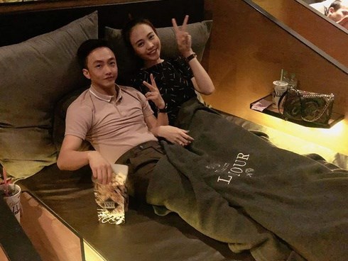 Làm hành động thân mật nơi công cộng, Cường Đô la - Đàm Thu Trang bị bạn nhắc: 