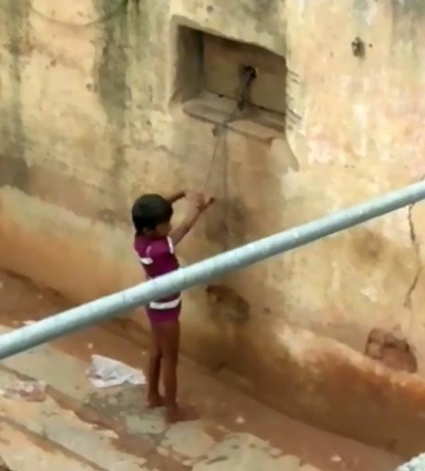 Bé gái khuyết tật không thể nói, mẹ xích chặt vào tường như động vật rồi bỏ đi làm-1