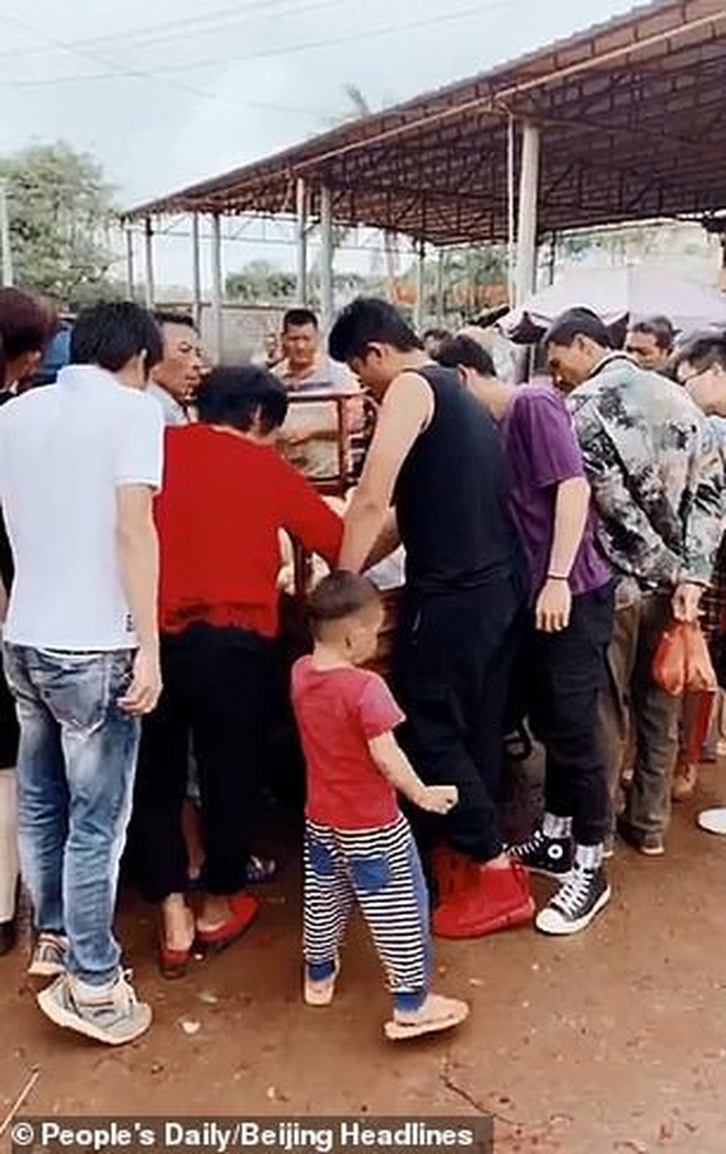 Đoạn clip xót xa: Cá heo không vây chảy nước mắt khi bị bán thịt giữa chợ-2