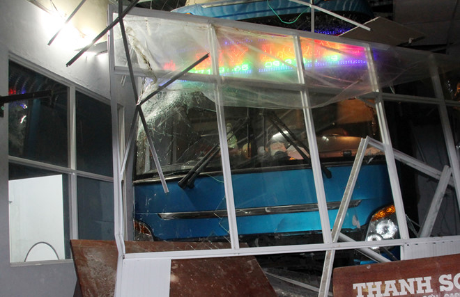 Phụ xe ôm vô lăng, húc ôtô vào phòng vé gây chết người-1