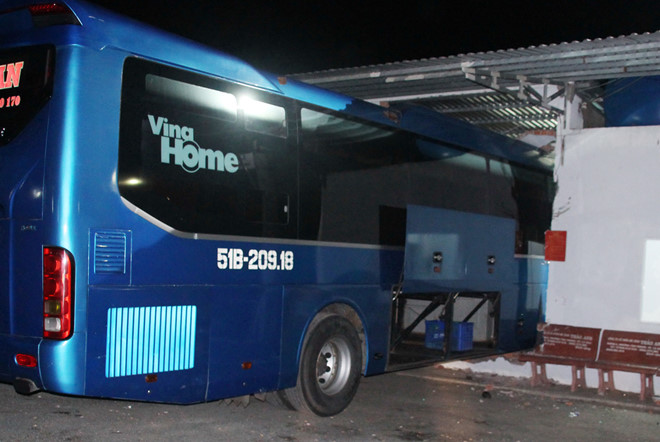 Phụ xe ôm vô lăng, húc ôtô vào phòng vé gây chết người-2