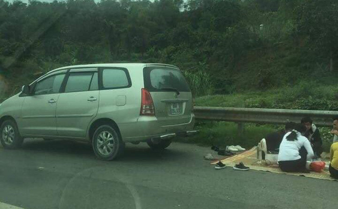 Ô tô 7 chỗ trải chiếu mở tiệc trên cao tốc Nội Bài - Lào Cai-1