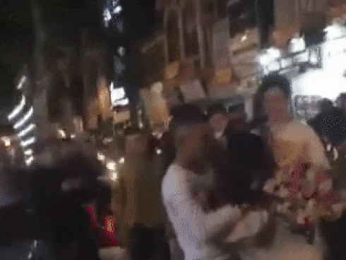 Chàng trai tỏ tình thành công ở phố đi bộ, dân mạng hết hồn vì thấy bàn tay hư hỏng-3