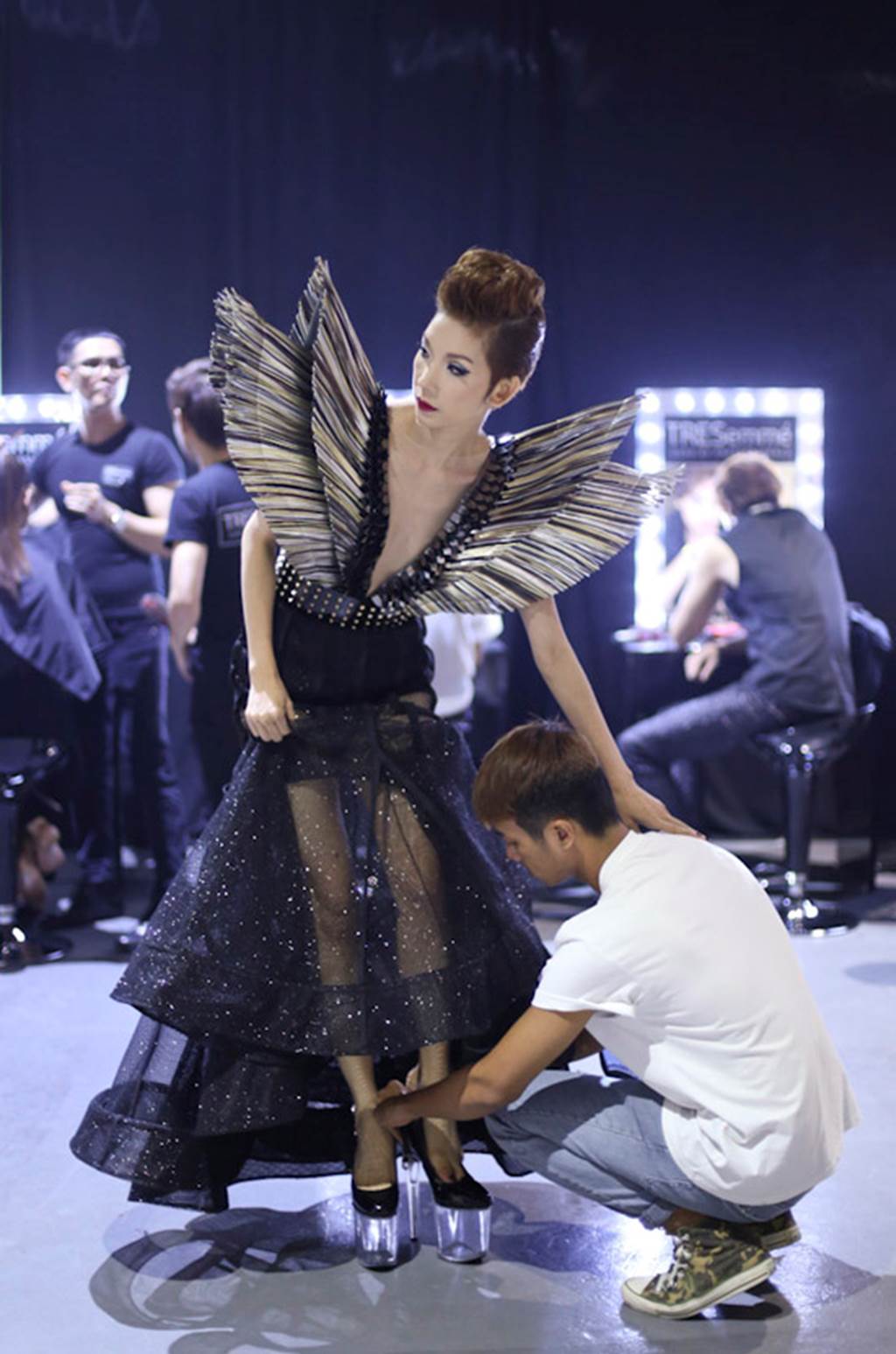 Sao Việt thử nghiệm những chiếc giày cao gần 30cm-3