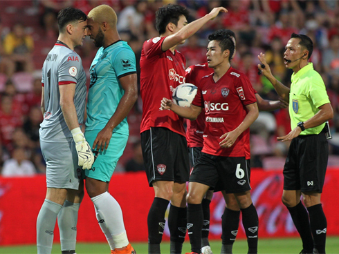 Thủ môn Đặng Văn Lâm đang đưa Yến Xuân đi mua sắm ở Thái Lan?-3