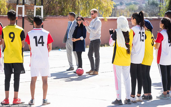 Bà bầu Meghan lấn át chồng trong sự kiện, khiến Hoàng tử Harry ngượng ngùng xấu hổ vì điều này-7