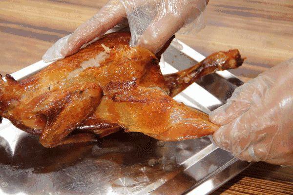 Cho cả con gà vào nồi cơm điện, rồi ngồi chơi xơi nước đợi sẽ được món nướng tuyệt ngon-3