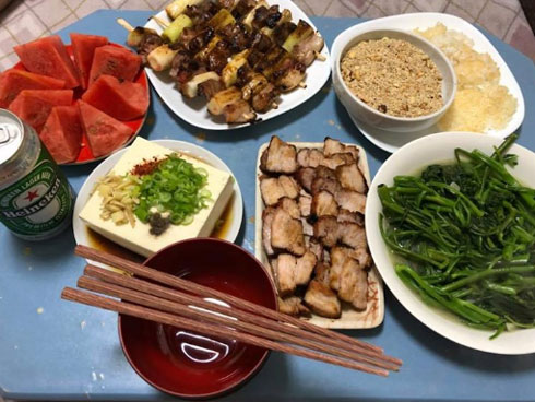 Chồng chủ động xin vợ 70k đi chợ, về làm mâm cơm trưa ngon lành nhưng yêu cầu của anh mới khiến ai nấy cười bò-3