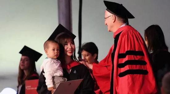 Chuyên trốn học, có thai năm 20 tuổi, cô gái xinh đẹp này vẫn có thành tích khủng và là thạc sĩ trẻ tuổi nhất Havard-2