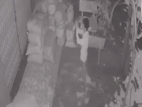 Tên cướp cầm điện thoại chạy vụt khỏi cửa hàng, phản ứng lạnh lùng của bảo vệ gây chú ý-2