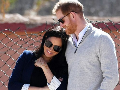 Meghan bị soi khoảnh khắc cướp hoa của chồng, coi Hoàng tử Harry như tùy tùng và lộ vòng bụng bất thường-7